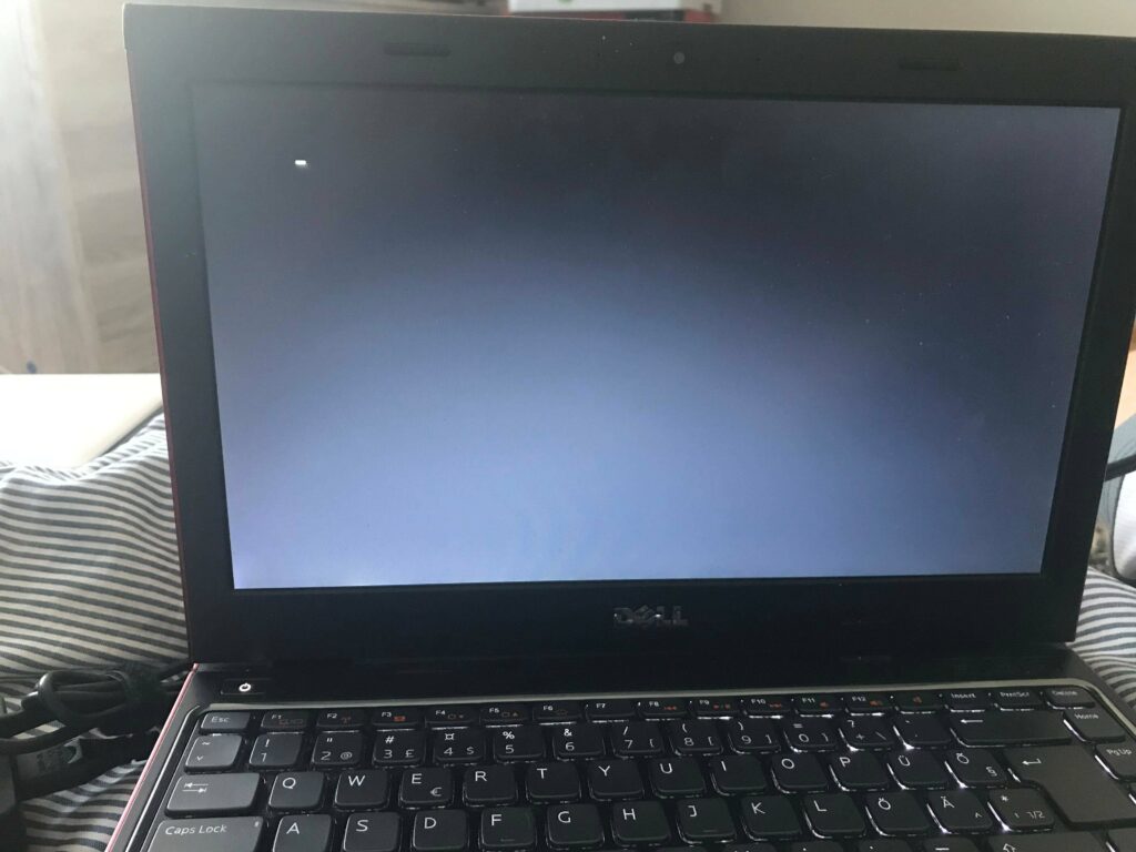 Layar laptop Hitam Yang Muncul Cuma Kursor Mouse? Ini Solusinya